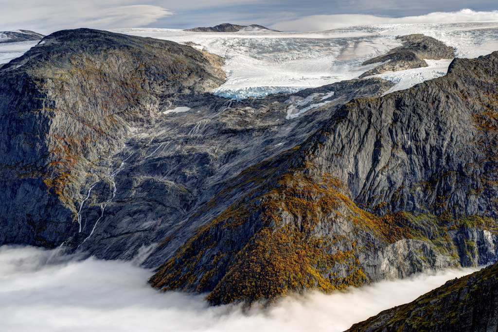 Gletscherzunge Tjøtabreen über dem wolkenverhangenen Tal Oldedalen | Als Lohn für die Anstrengung während der Wanderung an diesem Tag erhalten wir atemberaubende Ausblicke auf die norwegische Gletscherwelt und könnten glücklicher nicht sein. - Realisiert mit Pictrs.com