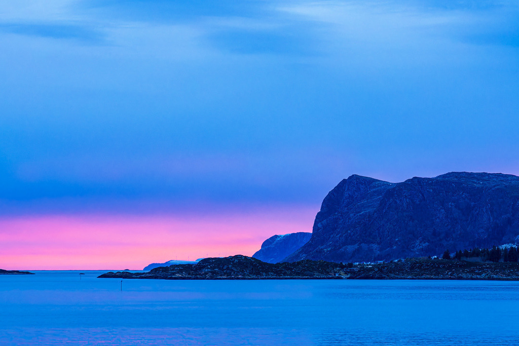 Berge und Felsen im Sonnenaufgang nahe Torvik in Norwegen | Berge und Felsen im Sonnenaufgang nahe Torvik in Norwegen.