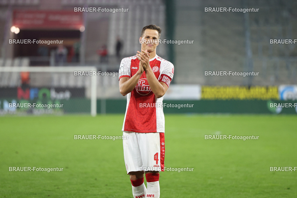Rot-Weiss Essen - Hansa Rostock | Essen, Deutschland, 01.10.2025 Michael Schultz  (Rot-Weiss Essen) klatscht zu den Fanswährend des 3.Liga Spiels zwischen  Rot-Weiss Essen und TSG Hoffenheim u23 am 20.09.2025 im Stadion an der Hafenstraße in Essen. (Foto von Timo Bluhmki-Schmidt/Brauer Fotoagentur
