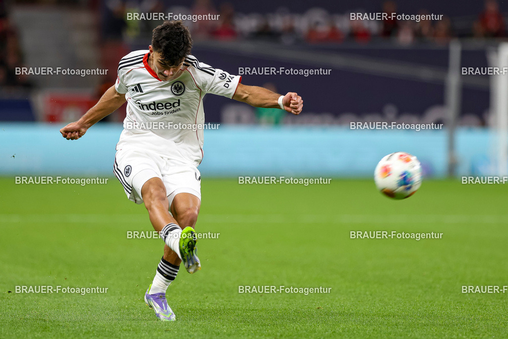 Bayer 04 Leverkusen vs Eintracht Frankfurt - Bundesliga  | Leverkusen, Deutschland, 12.09.25:   Can Yilmaz Uzun (Eintracht Frankfurt) in Aktion am Ball, Einzelaktion waehrend des Spiels der Bundesliga zwischen  Bayer 04 Leverkusen vs Eintracht Frankfurt in der BayArena(Foto von Brauer-Fotoagentur / Adrian Schlueter)