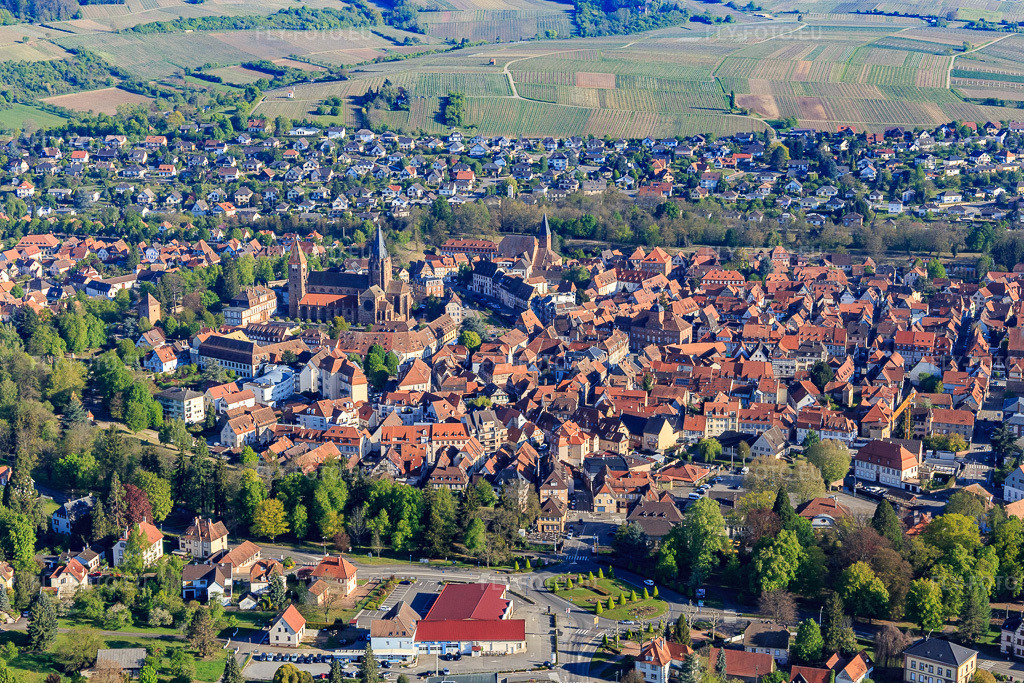 Vue aérienne: Vieille ville historique vue du sud à Wissembourg dans le département Bas Rhin, France – .Photo: IMG_099293.jpg prise le 30/04/2017 par Werner Riehm/FLY-FOTO.eu – Résolution de l'original: 5111 x 3407 px