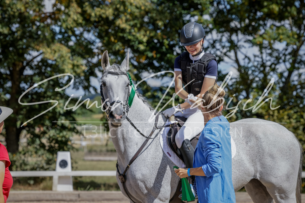 20250906-_3LI5828 | Tierfotografie Pferde, Hunde, Katzen, Haustiere.
Turnierfotografie Reitturniere, Reiten, Springreiten, Dressur in Hanau, dem Main-Kinzig-Kreis und dem Rhein-Main- Gebiet um Frankfurt