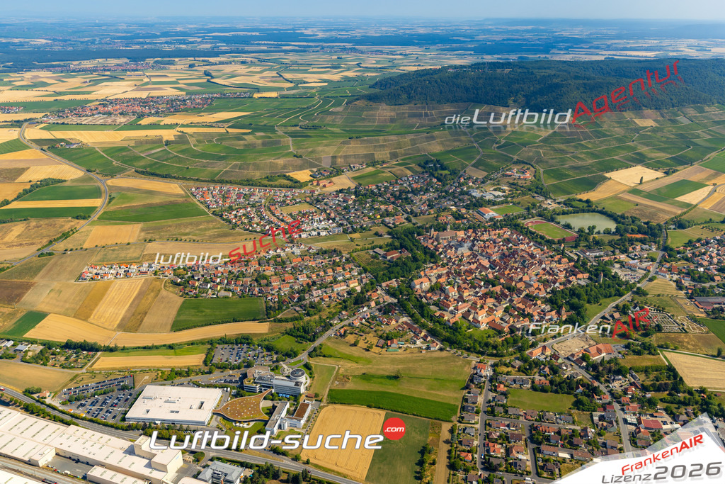 Das Luftbild zeigt :  Iphofen - Die Luftaufnahme wurde 2023 vom UL-Flugzeug aus erstellt ( keine Drohne ) - Hochauflösende Luftaufnahme - Für grossformatige Ausdrucke geeignet. Die Geschenkidee !Mit Lizenz und Bildrechte bestellbar
