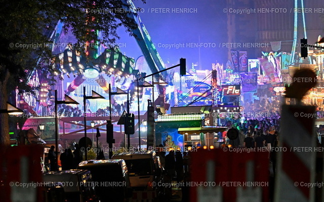 20230804-0061-mainfest-HEN-FOTO | 04.08.2023 Frankfurt (Main) Mainfest 4.8. - 7.8.2023 am Mainkai Mainufer mit zahlreichen Fahrgeschäften und Besucher:innen (Foto: Peter Henrich) - Realisiert mit Pictrs.com