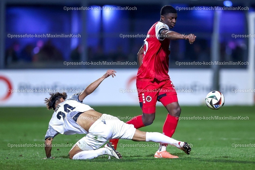 Koe12032501083 | 12.03.2025, Fußball, FC Viktoria Köln – Rot-Weiss Essen, 3.Liga, Sportpark Höhenberg, Saison 2024 2025: Kaito Mizuta (RWE #24) im Zweikampf gegen Zoumana Keita (Viktoria Köln #35)DFB regulations prohibit any use of photographs as image sequences and or quasi-video.