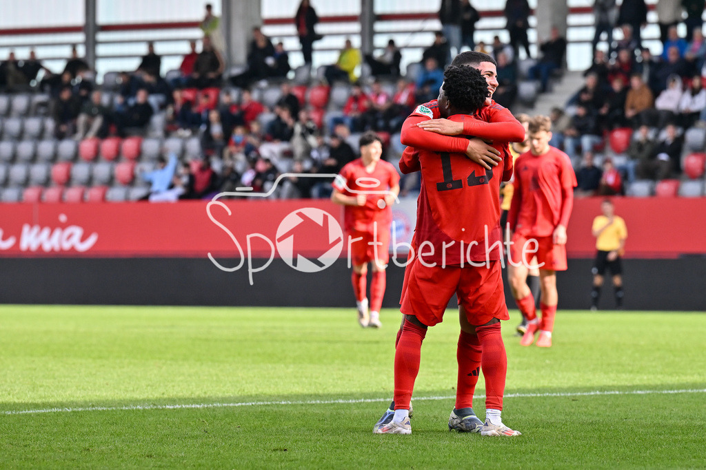 FC Bayern München U19 - SpVgg Unterhaching U19 | Jubel der Bayern nach dem Treffer zum 3-1 durch Felipe CHAVEZ (FC Bayern Muenchen U19 #8) / Freude / Happy / Tor / Torschuetze