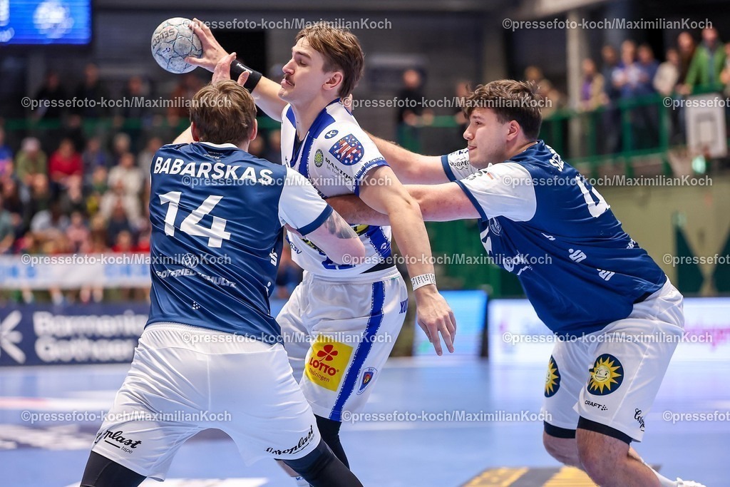 BHC11122501014 | 11.12.2025, Handball, HBL, Bergischer HC - ThSV Eisenach, Unihalle Wuppertal: Felix Aellen (Eisenach #22) im Zweikampf gegen Gerdas Babarskas (BHC #14) und  Aron Seesing (BHC #49) 