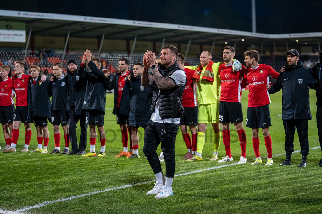 SG Sonnenhof Großaspach vs. SGV Freiberg, Fussball, Regionalliga Suedwest, 30. Spieltag, 22.04.2026 | Pascal Reinhardt (Trainer SG Sonnenhof Großaspach) bedankt sich bei den Fans,SG Sonnenhof Großaspach vs. SGV Freiberg, Fussball, Regionalliga Suedwest, 30. Spieltag, 22.04.2026