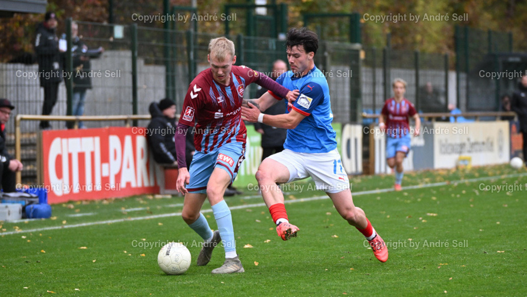Holstein Kiel II vs SC Weiche Flensburg | Matthew Meier (Holstein #17) / Torben Marten (Weiche #3) - Fußball-Regionalliga Nord Männer 2024/2025 / Holstein Kiel II vs SC Weiche Flensburg / Citti Fussball Park - Projensdorf / Kiel / 03.11.24 - Realisiert mit Pictrs.com