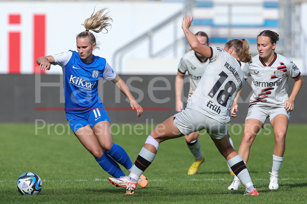 Fussball, DFB-Pokal Frauen, SV Meppen - Bayer 04 Leverkusen | v.li.: Linda Preuß (SV Meppen, 11) und Karolina Lea Vilhjalmsdottir (Bayer 04 Leverkusen, 18) im Zweikampf, Duell, Dynamik, Aktion, Action, Spielszene, DIE DFB-RICHTLINIEN UNTERSAGEN JEGLICHE NUTZUNG VON FOTOS ALS SEQUENZBILDER UND/ODER VIDEOÄHNLICHE FOTOSTRECKEN. DFB REGULATIONS PROHIBIT ANY USE OF PHOTOGRAPHS AS IMAGE SEQUENCES AND/OR QUASI-VIDEO.