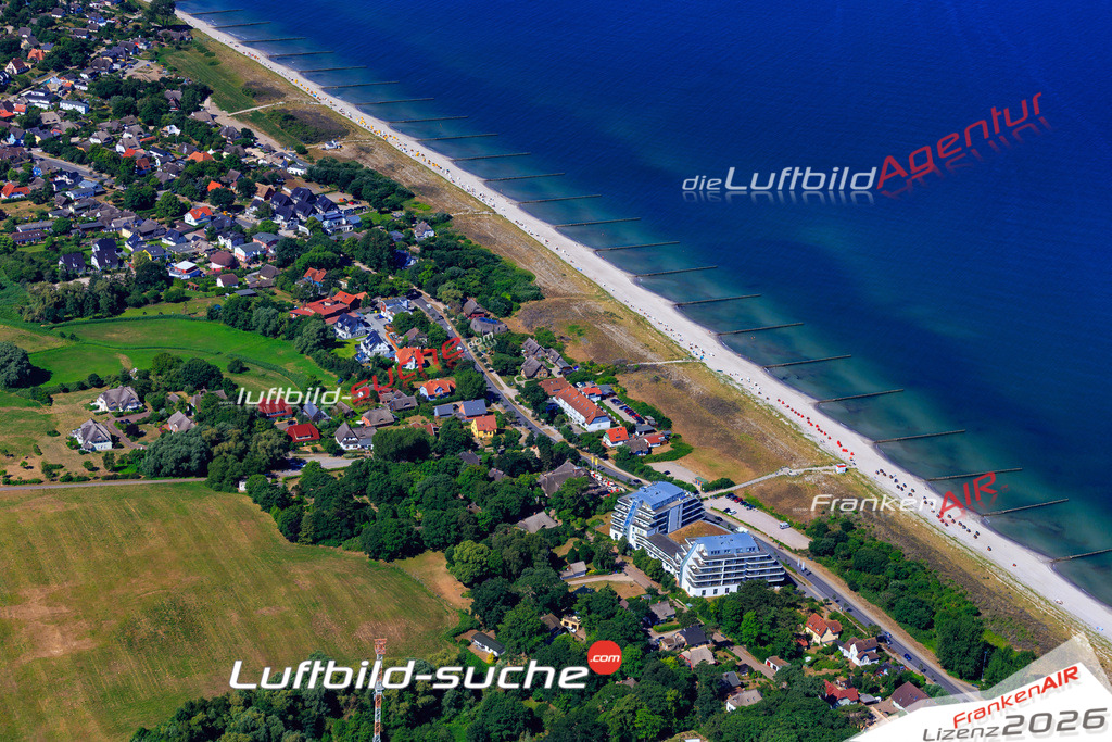 Die Luftbildaufnahme Ostseebad - Ahrenshoop wurde 2018 mittels Flugzeug (keine Drohne) erstellt. Perfekte Schärfe und Druck- Auflösung- Garantiert!