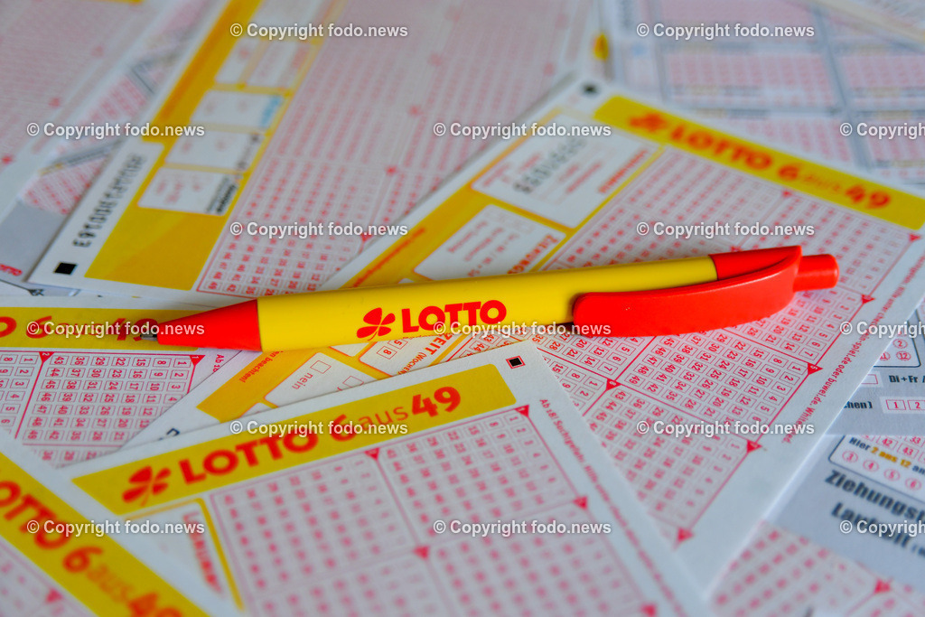 Lotto_ Lotterie_ 15.04.2025-2 | 15.04.2025, Deutschland, GER, Baden-Wuerttemberg im Bild Lotto, Lotterie, Lottoschein, Logo, 6 aus 49, Zahlenspiel, ankreuzen, Kugelschreiber, Stift, Zahlen, Kaestchen,  Gewinn, Gewinnzahlen, Einsatz, Ziehung, Jackpot, Themenbild, Feature, Symbolbild