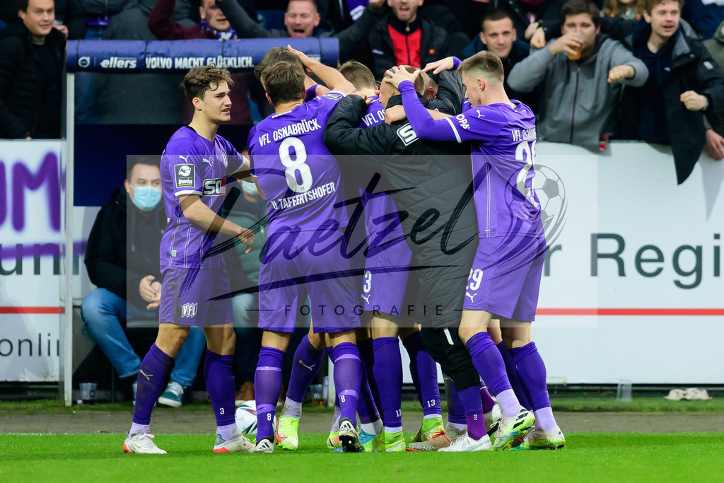OSNTSV20211106_124 | Fussball, Herren: Felix Higl (VfL Osnabrueck) Torjubel, jubelt mit seiner Mannschaft nach dem Treffer zum 3:1 bei dem Spiel der 3. Liga zwischen VfL Osnabrueck und TSV 1860 Muenchen im Stadion an der Bremer Bruecke am 06.11.2021 in Osnanbrueck, Deutschland.DFB / DFL REGULATIONS PROHIBIT ANY USE OF PHOTOGRAPHS AS IMAGE SEQUENCES AND/OR QUASI-VIDEO. - Realisiert mit Pictrs.com