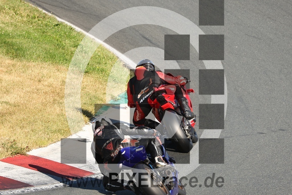 0016-20260712_07851 | Schöne Erinnerungen an spannende Momente - das festzuhalten ist unser Job. PIXELrace.de ist seit 2003 auf den Rennstrecken Europas unterwegs um die Action draußen beim Fahren und die wunderbare Stimmung imm Fahrerlager für euch einzufangen.