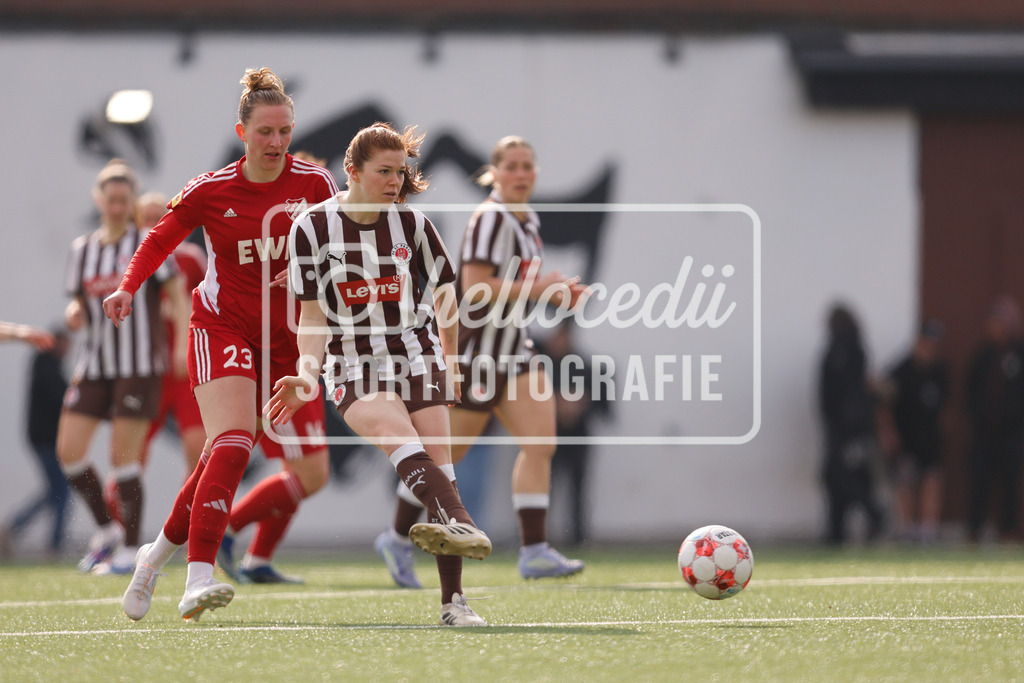 Fußball I Frauen I Saison 2025-2026 I Regionalliga Nord I 15. Spieltag I St. Pauli - SpVg Aurich-66 | Nina Woitzik (5, FC St. Pauli) passt den Ball. - Realisiert mit Pictrs.com