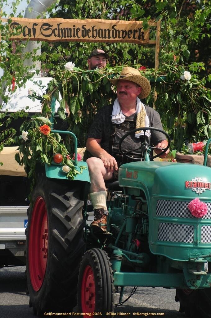 Geißmannsdorf-2026-Festumzug-156 | Festumzug in Geißmannsdorf bei Bischofswerda im Juni 2026. Fotografische Eindrücke und Momentaufnahmen vom Festumzug anläßlich des 800-jährigen Bestehens von Geißmannsdorf - mit Teilnehmern und Gästen, Strohpuppen und geschmückten Vorgärten und Grundstücken - Realisiert mit Pictrs.com