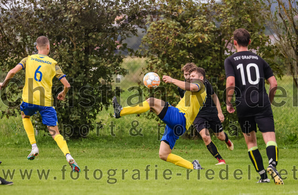 2023-09-03_024_TSV_Grafing_II_gegen_SV_Dornach_II | Grafing, Deutschland, 03.09.2023:
Fußball, A-Klasse 2023 / 2024, 3. Spieltag, TSV Grafing II gegen SV Dornach II, Endergebnis: 0:0

Niklas Zimmermann (SV Dornach, #6), Leonard Karl (SV Dornach, #5), Mergim Djumsiti (TSV Grafing, #10)

Foto: Christian Riedel / fotografie-riedel.net