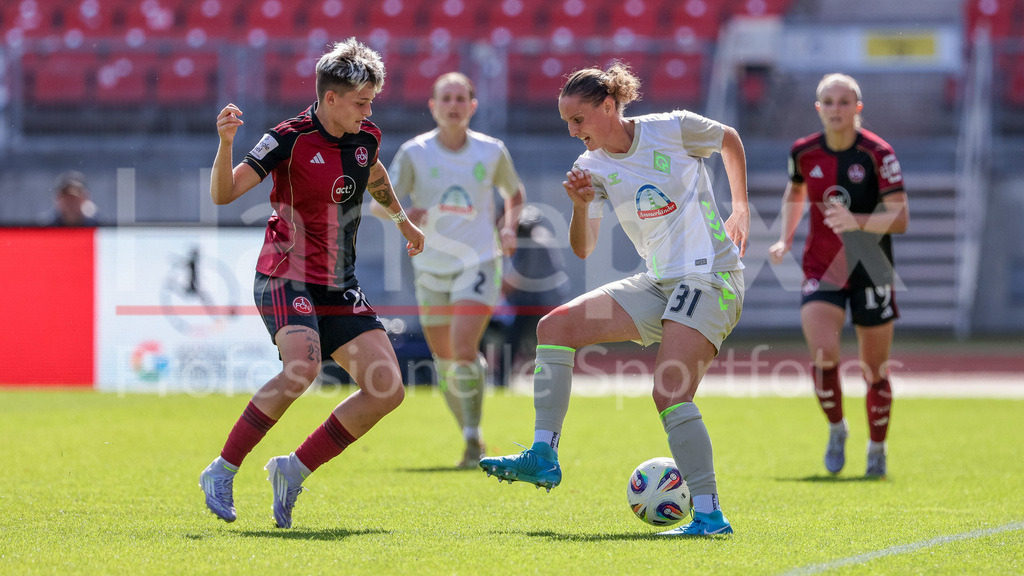 Fussball, Google Pixel Frauen-Bundesliga, 1. FC Nürnberg - SV Werder Bremen | v.li.: Aneta Polaskova (1. FC Nürnberg, 26) und Verena Wieder (SV Werder Bremen, 31) im Zweikampf, Duell, Dynamik, Aktion, Action, Spielszene, DIE DFB-RICHTLINIEN UNTERSAGEN JEGLICHE NUTZUNG VON FOTOS ALS SEQUENZBILDER UND/ODER VIDEOÄHNLICHE FOTOSTRECKEN. DFB REGULATIONS PROHIBIT ANY USE OF PHOTOGRAPHS AS IMAGE SEQUENCES AND/OR QUASI-VIDEO.