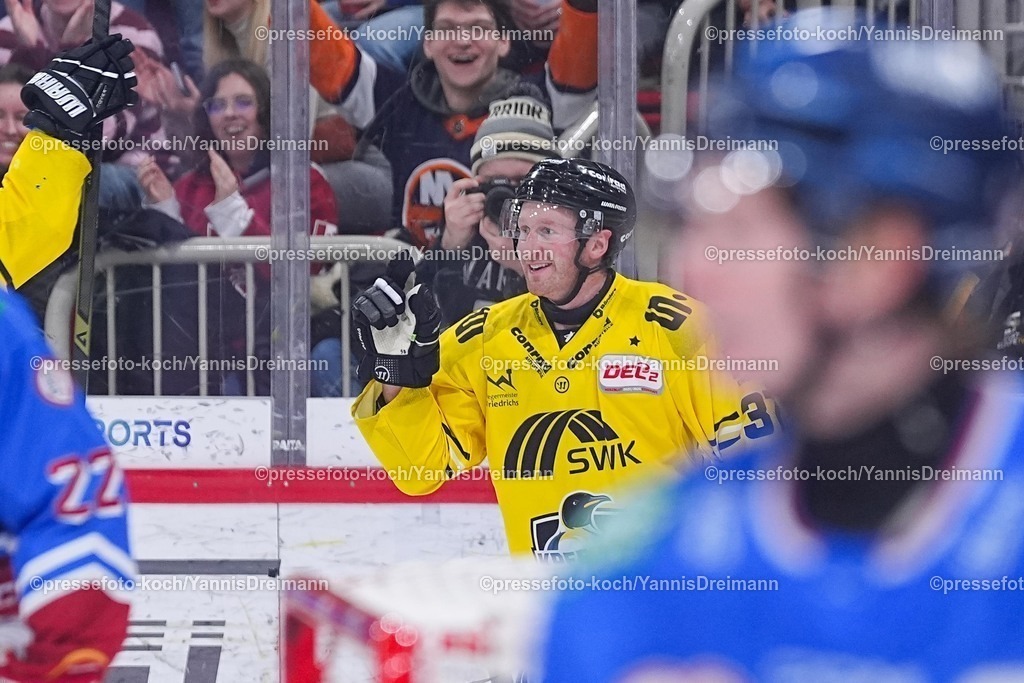 xYDRx30112501014 | 30.11.2025, xydrx, Eishockey, DEL2, Düsseldorfer EG - Krefeld Pinguine, PSD Bank Dome Düsseldorf: Torjubel nach dem Tor zum 2:0 für die Krefeld Pinguine durch Torschütze Max Newton (Krefeld Pinguine #37)Photo: xYannisxDreimannxPressefotoKochx