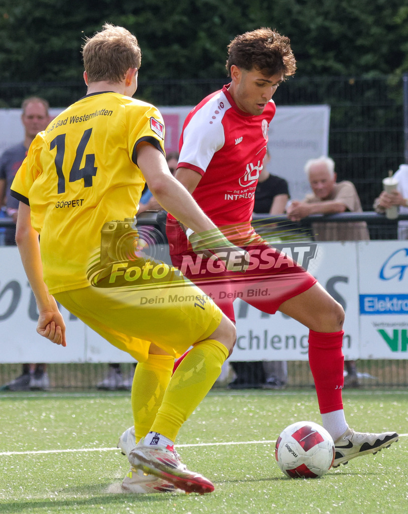 FC RW Kirchlengern - SuS Bad Westernkotten | Auf dem Bild zu sehen: Rot FC RW Kirchlengern: Altan Dincdemir ; gelb SuS Bad Westernkotten: Erik Göppert FC RW Kirchlengern, SuS Bad Westernkotten, Saison 26/27, Westfalenliga, Kirchlengern, Deutschland - Realisiert mit Pictrs.com