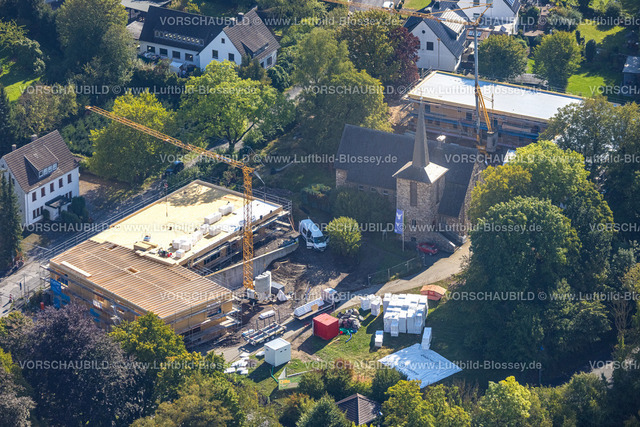 Menden220901476 | Luftbild, Baustelle und Neubau für neues Quartier um die evang. Christuskirche mit evang. Kindergarten, Gemeindehaus und  Wohnanlage, Matthias-Claudius-Platz, Lendringsen, Menden, Ruhrgebiet, Nordrhein-Westfalen, Deutschland