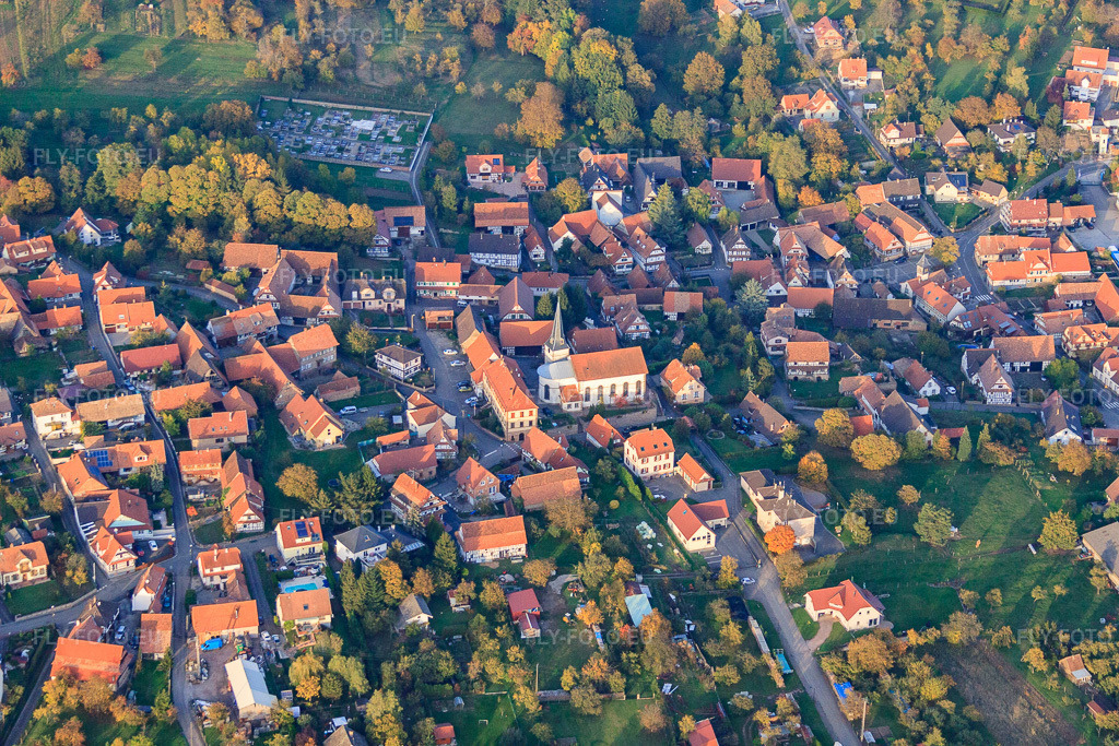 Vue aérienne: Vue de la ville depuis le sud à Lampertsloch dans le département Bas Rhin, France – .Photo: IMG_54230.jpg prise le 21/10/2012 par Werner Riehm/FLY-FOTO.eu – Résolution de l'original: 4752 x 3168 px