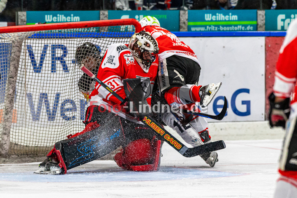 Spiel 1 Viertelfinale TSV Peißenberg Miners vs HC Landsberg Riverkings | Eishockey Bayernliga Playoffs 2023/2024, Spiel 1 Viertelfinale TSV Peißenberg Miners vs HC Landsberg Riverkings, 20240216,
Kollision am Torpfosten,
2024-02-16 in Peißenberg (Eisstadion)
31 Korbinian SERTL (Miners Goali 31), 71 Manuel SINGER (Miners 71)
Copyright: WolfgangxLindner foto-lindner.de