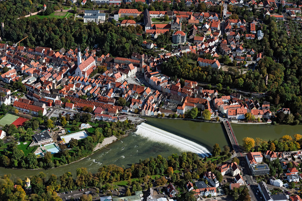 dr__0056166.jpg | LANDSBERG AM LECH 07.10.2024 Altstadtbereich und Innenstadtzentrum in Landsberg am Lech mit Lechwehr im Bundesland Bayern, Deutschland. // Old Town area and city center in Landsberg am Lech in the state Bavaria, Germany. Foto: Daniel Reiter