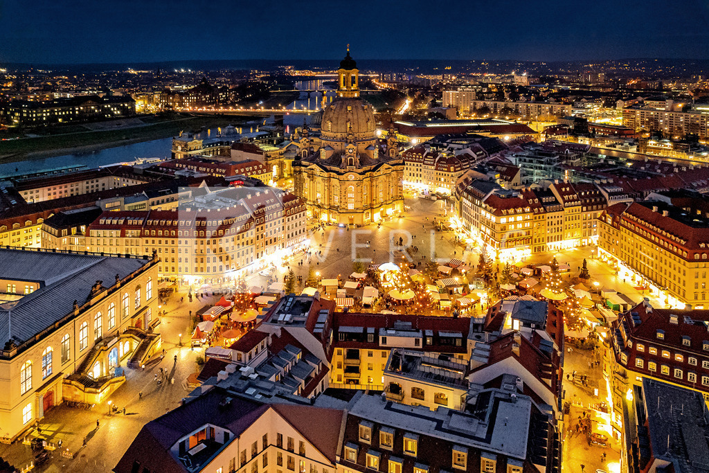 Frauenkirche-Neumarkt-Luftbild-Weihnachtsmarkt-DJI_0136 | Eine Luftaufnahme vom weihnachtlichen Neumarkt mit der Frauenkirche in Dresden. - Realisiert mit Pictrs.com