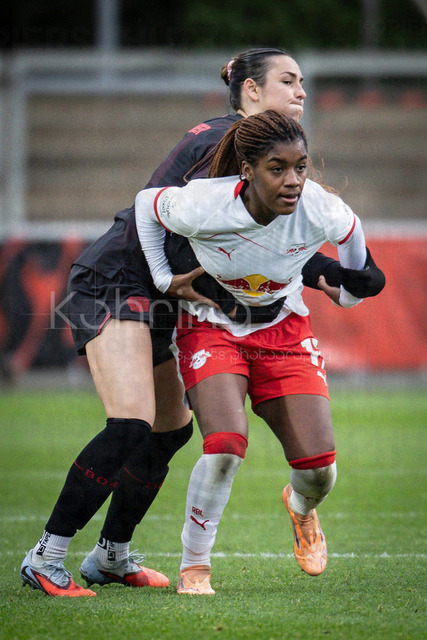 Frauen Fußball-Bundesliga; Bayer 04 Leverkusen - RB Leipzig, 06.12.2025 | Selina Ostermeier (Bayer 04 Leverkusen, 2) und Delice Boboy (RB Leipzig, 17) im Zweikampf; Bayer 04 Leverkusen - RB Leipzig an Spieltag 12 der Google Pixel Frauen-Bundesliga am 06.12.2025 im Ulrich-Haberland-Stadion in Leverkusen (Nordrhein-Westfalen). DFL REGULATIONS PROHIBIT ANY USE OF PHOTOGRAPHS AS IMAGE SEQUENCES AND/OR QUASI-VIDEO.