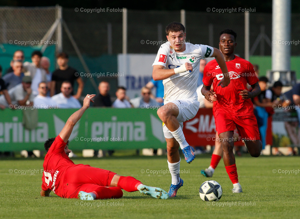 A_LUI_27082025_10 | SPORT,FUSSBALL,UNIQA OOEFB CUP 2.RUNDE,ASKOE OEDT-WSG TIROL 27.08.2025 IM BILD: ADAMSON SHARAFA UND ADI MEHREMIC (OEDT) UND MORITZ WELS (WSG) FOTO:FOTOLUI