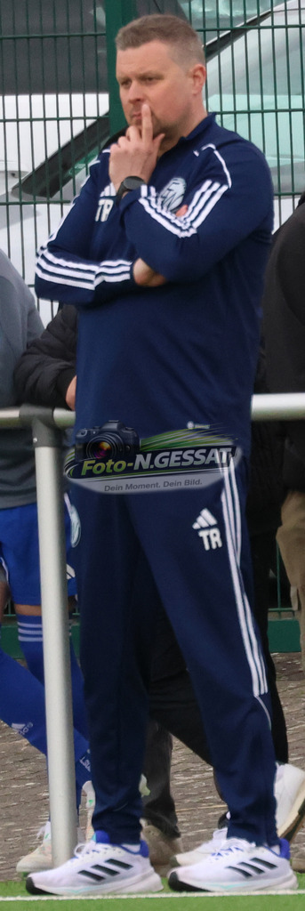 SC Enger - SV Enger-Westerenger | Auf dem Bild zu sehen: blau SV Enger-Westerenger Trainer: Tim Feichtinger  SC Enger, SV Enger-Westerenger, Saison 25/26, Kreisliga A, Enger, Deutschland - Realisiert mit Pictrs.com