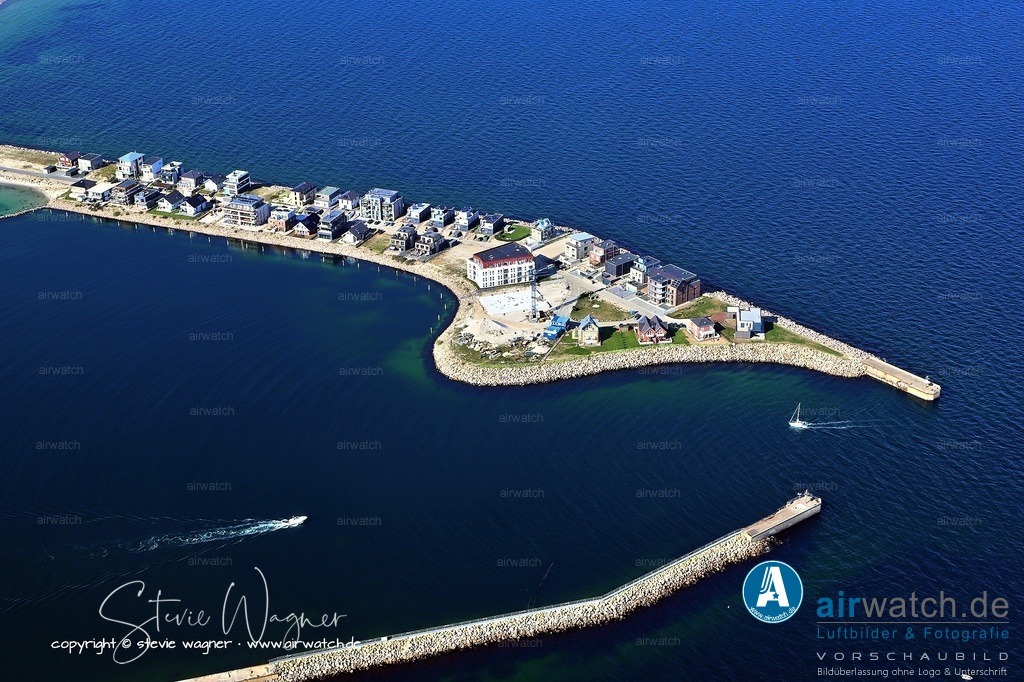 Die Nordmole im Ostseeresort Olpenitz - Luftbild | Die Nordmole im Ostseeresort Olpenitz liegt direkt an der Ostsee und ist ein einzigartiger Ort, der sich auf einer schmalen Landzunge mitten im Meer befindet, wobei die Ferienobjekte von allen Seiten vom Wasser umgeben sind.