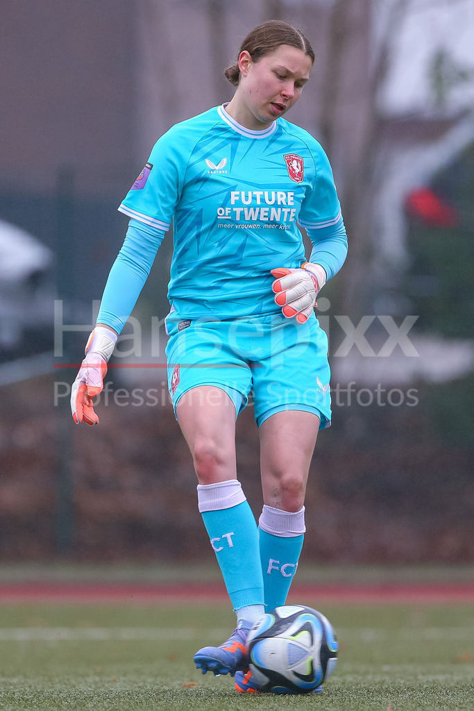 Fussball, Testspiel Frauen, SV Werder Bremen - FC Twente Enschede | v.li.: Danielle de Jong (Torhüterin, Torwart, FC Twente Vrouwen, 1) am Ball, Freisteller, Einzelbild, Ganzkörper, Aktion, Action, Spielszene