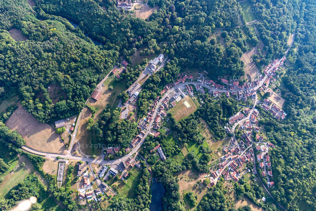 Aerial view: Hamlet in Wissembourg in the state Bas-Rhin, France. – Photo: IMG_121924.jpg taken on 08/01/2020 by Werner Riehm/FLY-FOTO.com – Resolution of the original: 5472 x 3648 px
