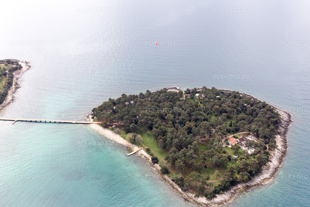 Vue aérienne: Vue de la ville à Anita dans le département Gespanschaft Istrien, Croatie. Photo: IMG_105948.jpg prise le 13/04/2018 par Werner Riehm/FLY-FOTO.eu – Résolution de l'original: 5472 x 3648 px