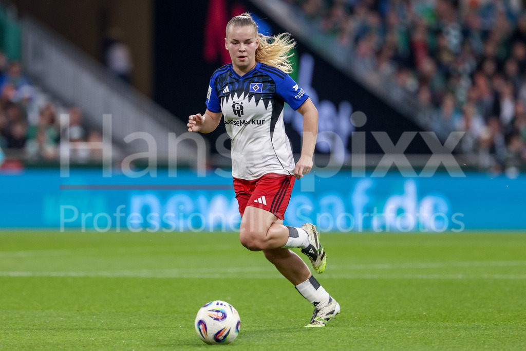 Fussball, Google Pixel Frauen-Bundesliga, SV Werder Bremen - Hamburger SV | Svea Stoldt (Hamburger SV, 8) am Ball, Freisteller, Einzelbild, Ganzkörper, Aktion, Action, Spielszene, DIE DFB-RICHTLINIEN UNTERSAGEN JEGLICHE NUTZUNG VON FOTOS ALS SEQUENZBILDER UND/ODER VIDEOÄHNLICHE FOTOSTRECKEN. DFB REGULATIONS PROHIBIT ANY USE OF PHOTOGRAPHS AS IMAGE SEQUENCES AND/OR QUASI-VIDEO.