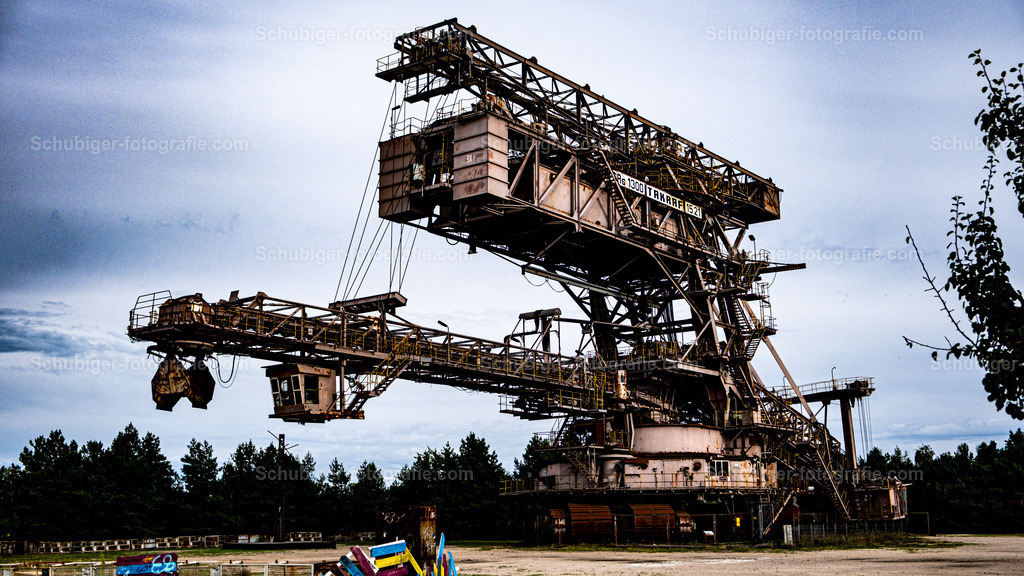 DSCF2016 | Ferropolis ist ein Industriemuseum und Veranstaltungsort in Gräfenhainichen östlich von Dessau-Roßlau auf einer Halbinsel im Gremminer See, dem ehemaligen Tagebau Golpa-Nord. Ferropolis ist Ankerpunkt der Europäischen Route der Industriekultur. Wikipedia - Realisiert mit Pictrs.com