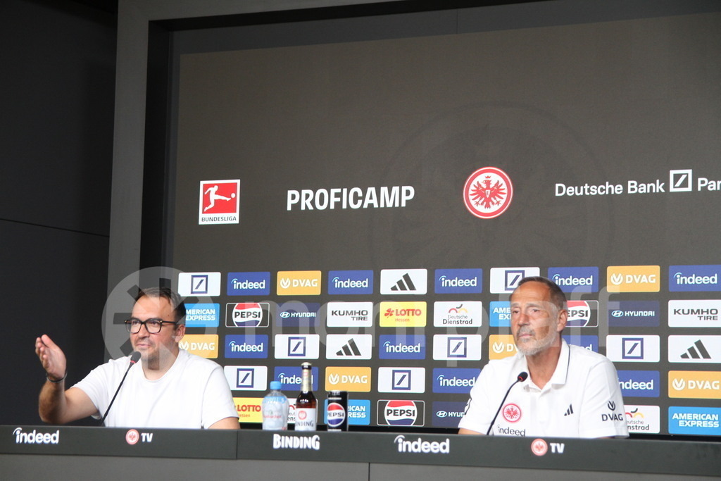 Bartosz Niedzwiedzki (Eintracht Pressesprecher) + Eintracht Trainer Adi Hütter | Online-Shop | monipfaff.de - Realisiert mit Pictrs.com