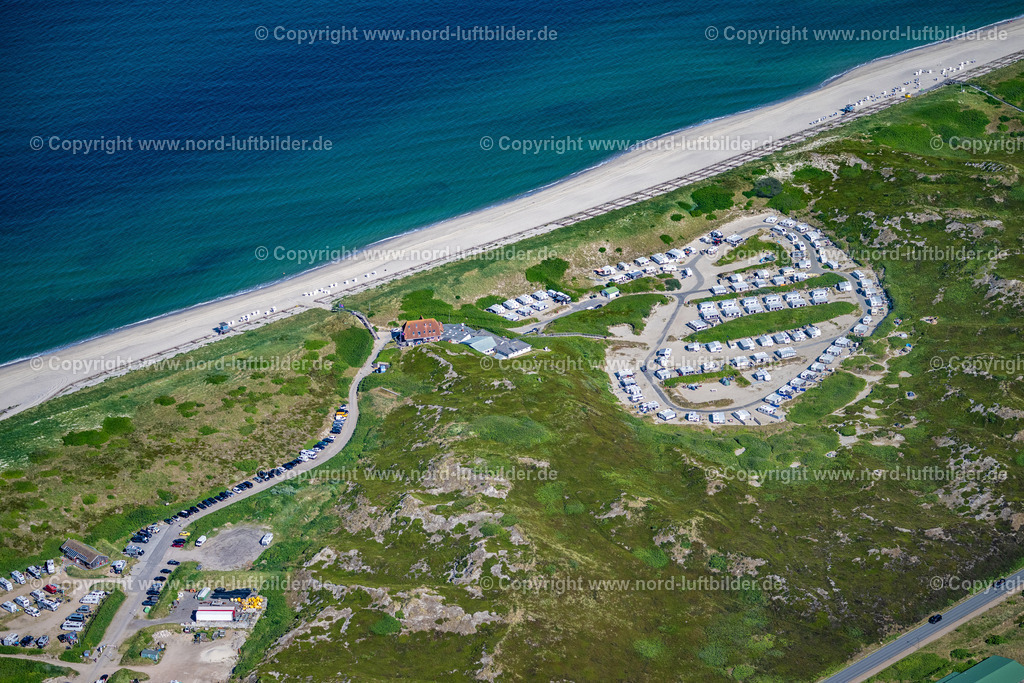 Sylt_Hörnum_Campingplatz_ELS_8860210625 | HöRNUM (SYLT) 21.06.2025 Campingplatz mit Wohnwagen und Zelten am Seeufer der Nordsee in Hörnum (Sylt) im Bundesland Schleswig-Holstein, Deutschland. Weiterführende Informationen bei: Sylt Marketing GmbH. // Campsite with caravans and tents on the lake shore At the Nordsea in Hoernum (Sylt) in the state Schleswig-Holstein, Germany. Further information at: Sylt Marketing GmbH. Foto: Martin Elsen