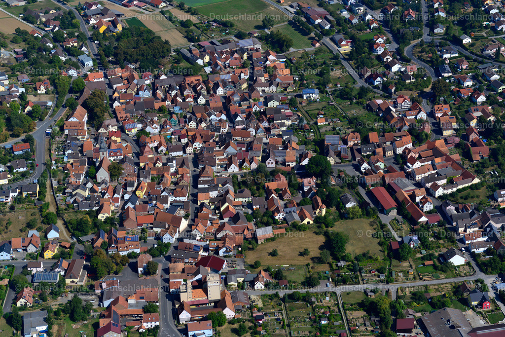 3650650 | REMLINGEN 13.09.2016 Stadtansicht vom Stadtrand angrenzend an landwirtschaftliche Feldern  in Remlingen im Bundesland Bayern, Deutschland // City view from the outskirts with adjacent agricultural fields  in Remlingen in the state Bavaria, Germany Foto: Gerhard Launer