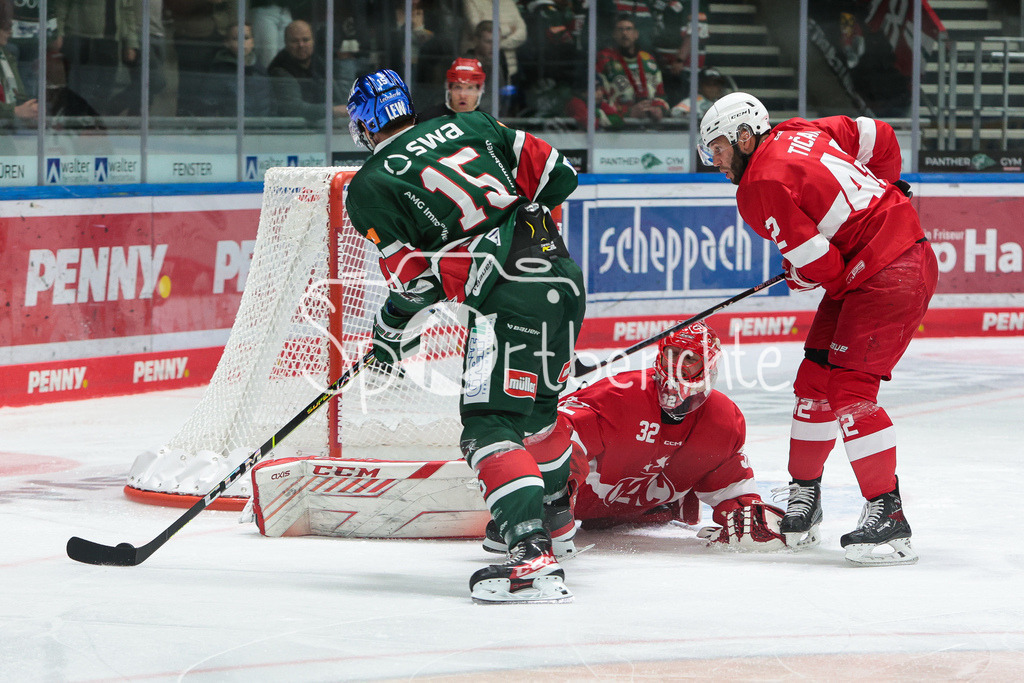 Augsburger Panther - Klagenfurter AC | Im Bild Sebastian DAHM (KAC #32), Blaz GREGORC (AEV #15) und Rok TICAR (KAC #42)
