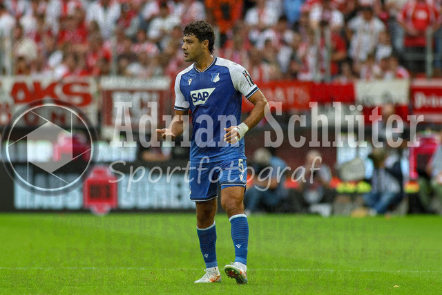 29.08.2026, GER, Fussball, Herren, Bundesliga , 1. Bundesliga, Saison 2026/2027, 1. FC Köln - TSG 1899 Hoffenheim | Ozan Kabak (TSG) gestikuliert, Gestik