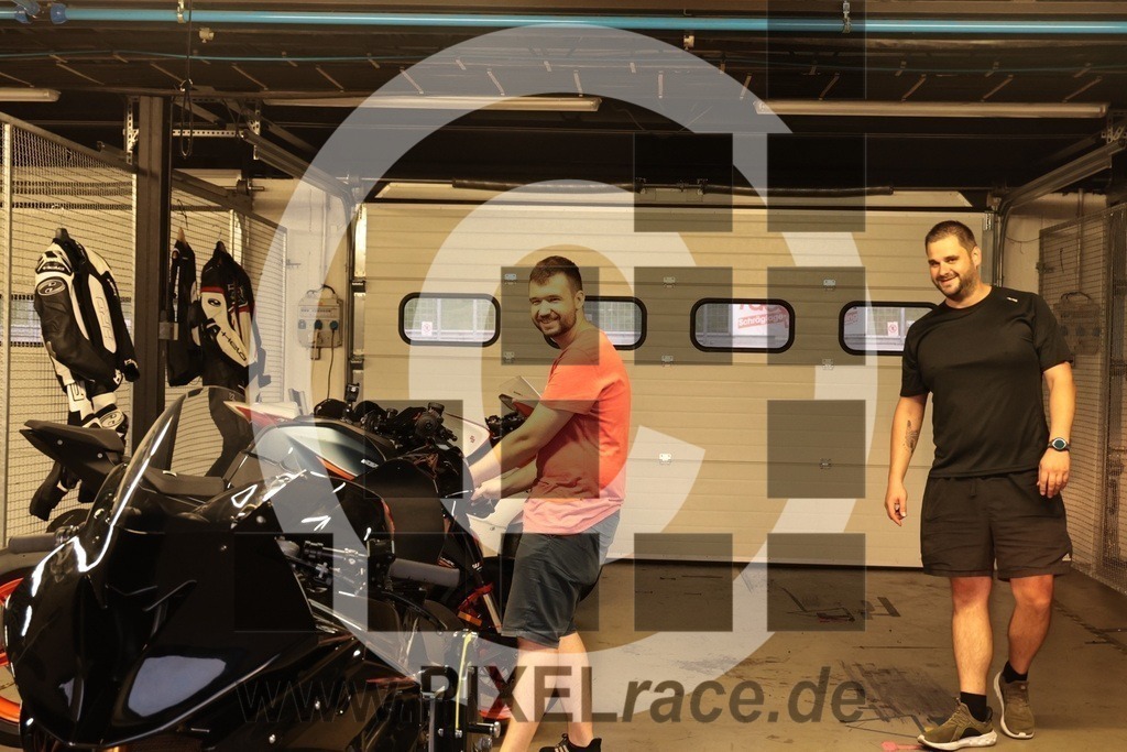 social-20250822_00029 | Schöne Erinnerungen an spannende Momente - das festzuhalten ist unser Job. PIXELrace.de ist seit 2003 auf den Rennstrecken Europas unterwegs um die Action draußen beim Fahren und die wunderbare Stimmung imm Fahrerlager für euch einzufangen.