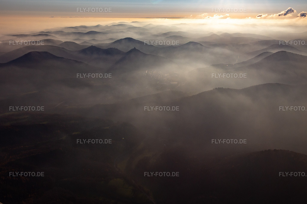 Luftbild: Die 3 Burgen: Münz, Anebos und Trifels im Dunst von Norden im Ortsteil Queichhambach in Annweiler im Bundesland Rheinland-Pfalz in Deutschland. Foto: IMG_135364.jpg vom 12.12.2022 durch Werner Riehm/FLY-FOTO.de