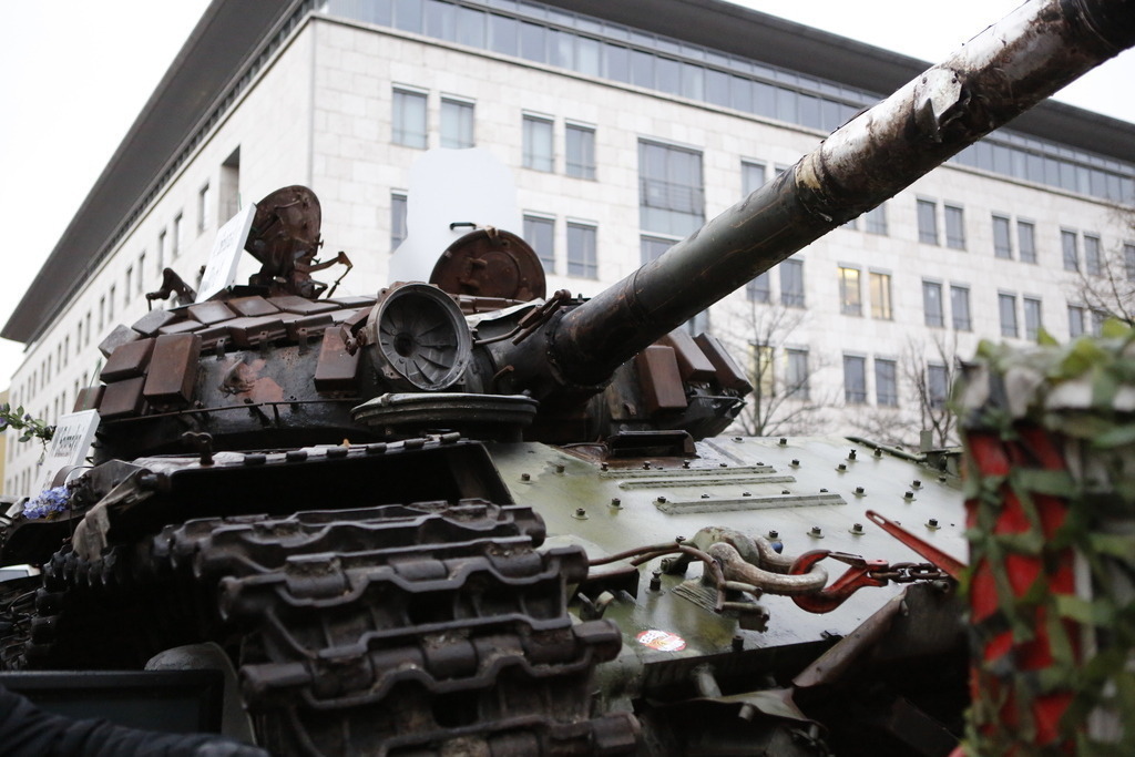 Berlin:  Panzerwrack aus der Ukraine vor der russischen Botschaft als Mahnmal gegen den Krieg | Deutschland, Berlin, 24.02.2023. Ein Panzerwrack steht vor der russischen Botschaft in Berlin-Mitte, mit dem am Jahrestag des russischen Angriffs auf die Ukraine erinnert werden soll. Der zerstörte Panzer vom Typ T-72 soll einige Tage lang vor dem Gebäude Unter den Linden als Mahnmal gegen den Krieg stehen.