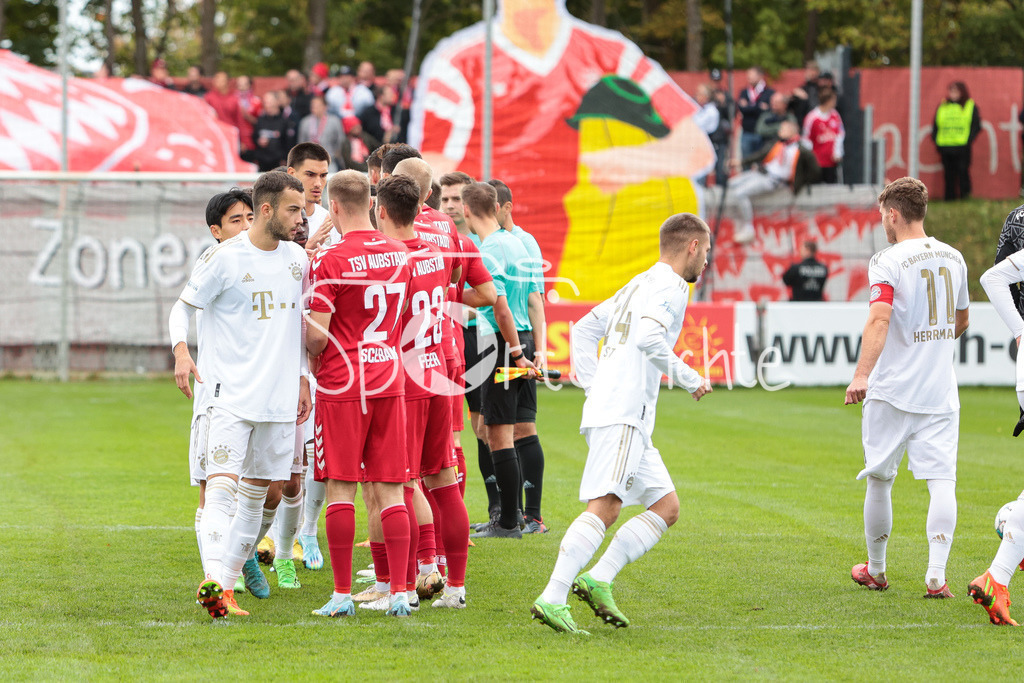 TSV Aubstadt - FC Bayern Amateure | Die Mannschaften begrueßen sich vor der Partie