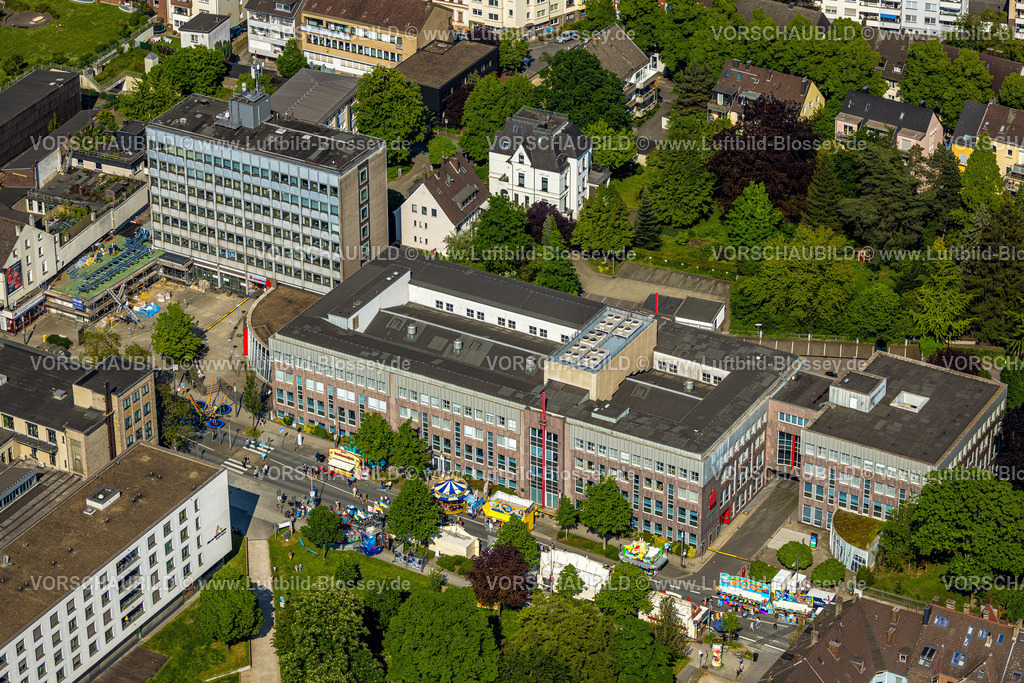 Witten240506899 | Luftbild, Himmelfahrtskirmes auf der Ruhrstraße am Gebäude der Sparkasse Witten Hauptstelle, Finanzamt Gebäude, Karussell und Verkaufsstände, Witten, Ruhrgebiet, Nordrhein-Westfalen, Deutschland