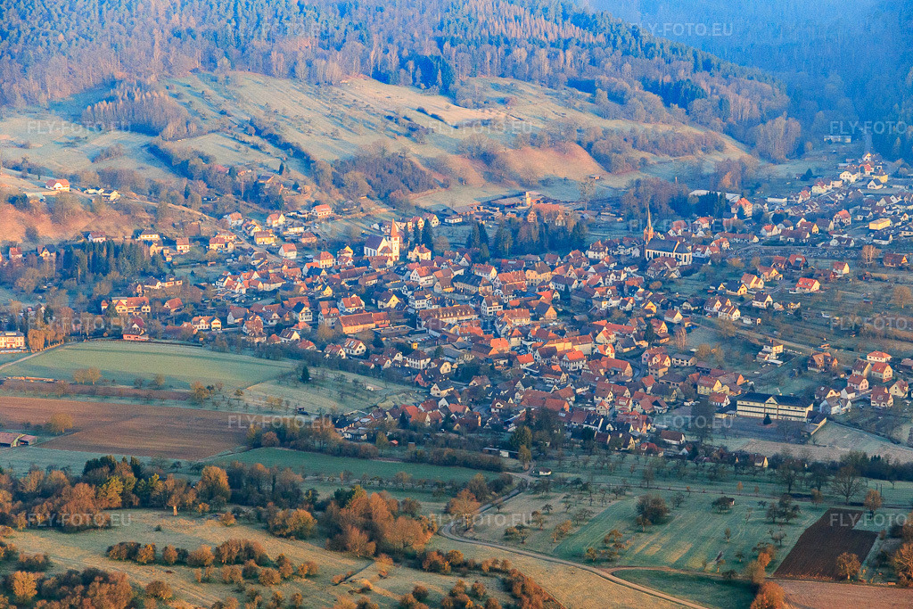 Vue aérienne: Vue de la ville depuis le sud-est à Lembach dans le département Bas Rhin, France.Photo: IMG_105255.jpg prise le 25/03/2018 par Werner Riehm/FLY-FOTO.euRésolution de l'original: 5472 x 3648 px