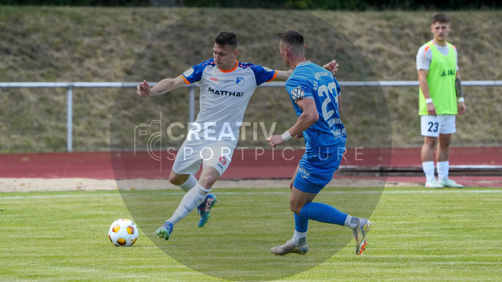 Fußball, Herren, Saison 2024/2025, Finaltag der Amateure 2025, Landespokal Brandenburg, Finale, VfB 1921 Krieschow vs. RSV Eintracht 1949, Samstag 24.05.2025, Volksparkstadion Neuruppin, | Fußball, Herren, Saison 2024/2025, Finaltag der Amateure 2025, Landespokal Brandenburg, Finale, VfB 1921 Krieschow vs. RSV Eintracht 1949, Samstag 24.05.2025, Volksparkstadion Neuruppin, Im Bild: Tobias Gerstmann (l. Krieschow) und Endi Jupolli (r. RSV) - Realisiert mit Pictrs.com